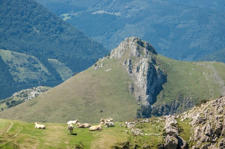 Senderismo En El Monte Txindoki, Uno De Los Emblemas De La Sierra De ...