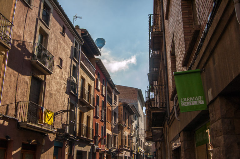 Visita a Vic, la capital del fuet de Cataluña. Que ver en Vic ...